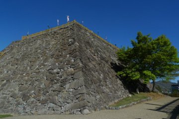 The caste's stone wall structure focuses on the strength of the stone wall's corners.