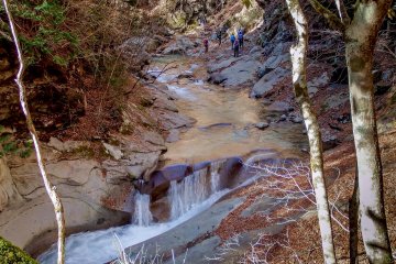  When approaching the first major waterfall known as Sanjyu-no-taki (三重の滝), the sounds of gushing water will accompany you for the next hour