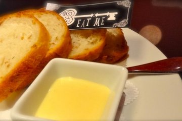 "EAT ME" card placed alongside the complimentary bread & dipping sauce. You may or may not grow tremendously tall to cause you to bump your head on the ceiling.