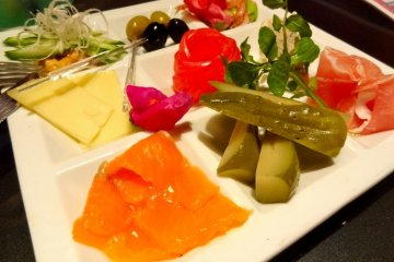 The assorted appetizer tray accented with a tomato creatively shaped as a rose, ¥1,200