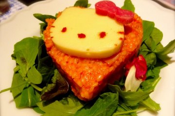 In collaboration with Sanrio Puroland, ALICE offers a Tomato-cream risotto with a Hello Kitty shaped mozzarella, ¥1,150. Diamond Dining's, "Hello Kitty's Adventures in Wonderland" plate.