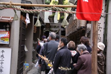 Lining up to pray in Sukunahikona Shrine