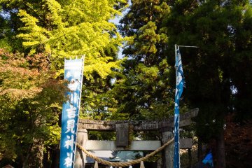 At the end of the path, right next to the spring you see another torii, that of Shirakawa Yoshimi Shrine.