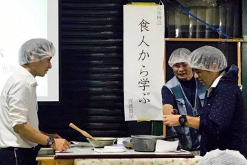 Hayakawa-san's Hako misomaking demonstration