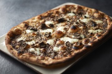 Tartufo (¥3600) – black truffles, mushroom paste, and Buffalo mozzarella) 