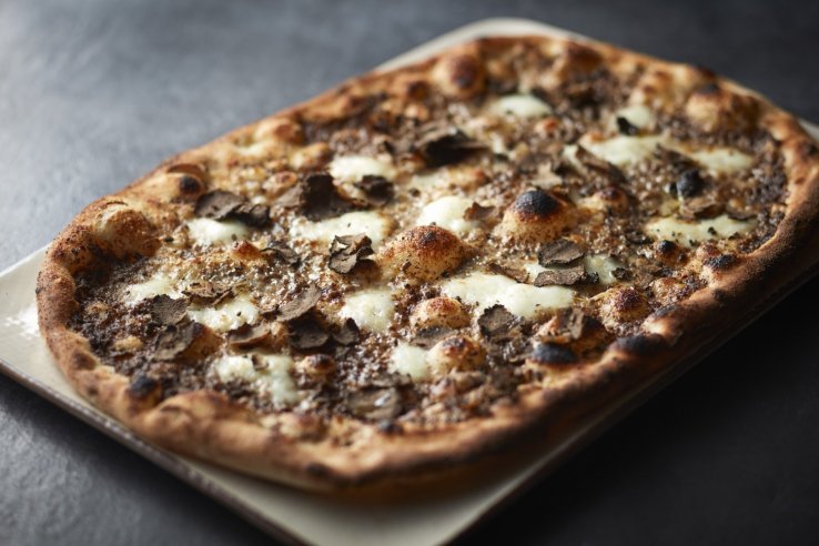Tartufo (¥3600) – black truffles, mushroom paste, and Buffalo mozzarella) 