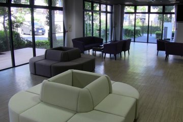 <p>Le salon au rez-de-chauss&eacute;e</p>
