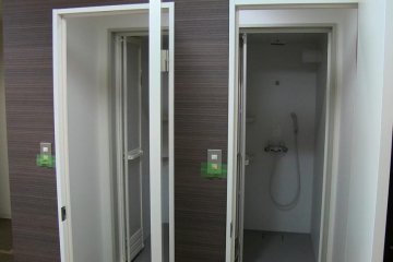 <p>Les douches, toujours au rez-de-chauss&eacute;e</p>