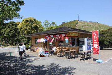 Near the car park you can get ice cream, and various fried treats