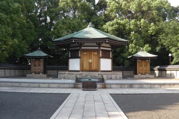 <p>Mausoleum housing Nichiren's ashes</p>