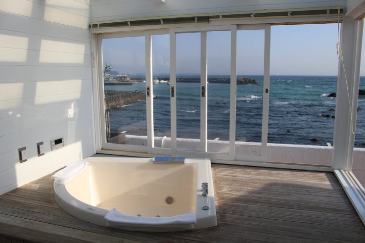 The View Bath, providing jacuzzi with ocean view