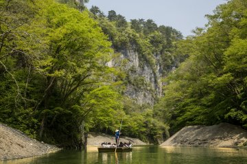 Slightly harsh lighting at Geibikei Gorge in Iwate affects the reflective surfaces but frame the photo well and you will get rid of most of the problem