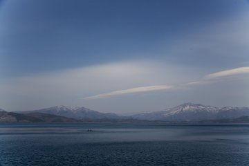 Regular light at Lake Tazawa in Akita produces an almost uniform blue in the photo