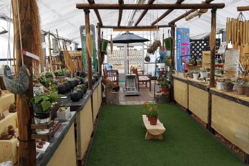 ภายในร้านสะอาดสะอ้าน จัดวางสินค้าไว้อย่างสวยงาม