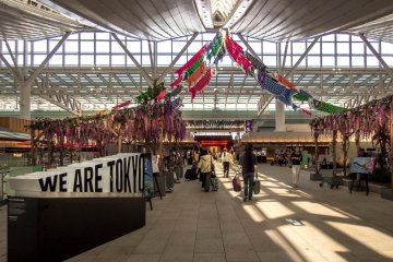 Part of the international terminal is a colorful marketplace featuring many traditional decorations