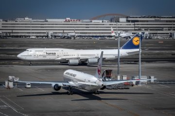 This airport also features several observation decks where you can see various airplanes taking off and landing