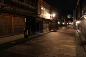Higashi Ochaya at night