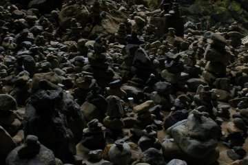 Hundreds of cairns