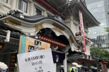 A number is included in the ticket to line up before entering the theatre