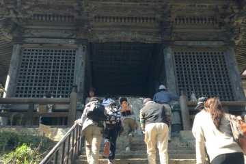 At this point the average hiker begins to get tired. Take a short rest at Niomon Gate.