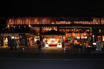 Quaint shopping area to be found in the center of the street. Arinco roll stand to the left