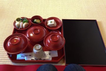 <p>Red lacquer tableware</p>
