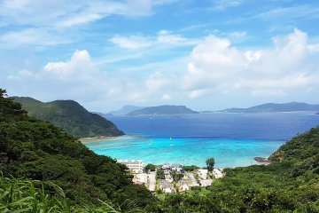 Dari atas gunung, Pantai Tokashiki memang terlihat seperti sebuah pantai impian