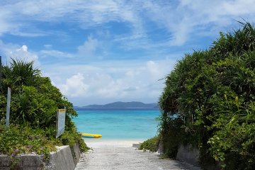 Hampir sampai di laut dengan warna biru jernih