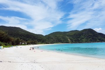 Pasir putih dan air beningnya yang bak kristal 