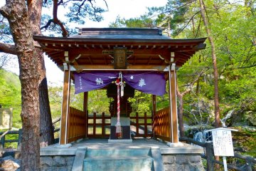 Go-ryuo-jinja Shrine near the start (enshrines the dragon)