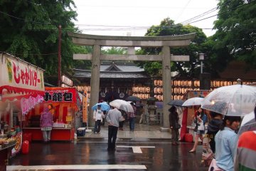 Roads near shrines have pretty straightforward names. Like Shitaya Jinja Road and Shitaya Jinja-mae (before Shitaya Jinja).