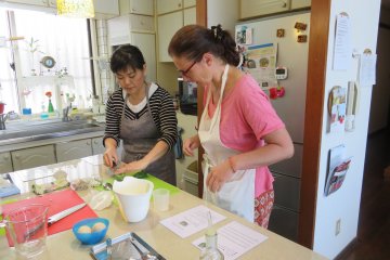 Kazumi explains the cutting technique