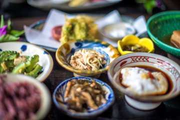 Berbagai makanan yang dihidangkan di atas piring-piring kecil, sebuah sajian sehat dari Okinawa