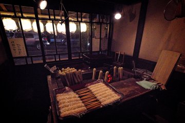 The kiritanpo cooking on the hot embers