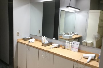Amenities in the locker room.