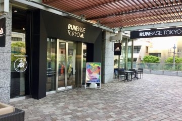 Check in at Runbase Tokyo for a stress-free running experience. 