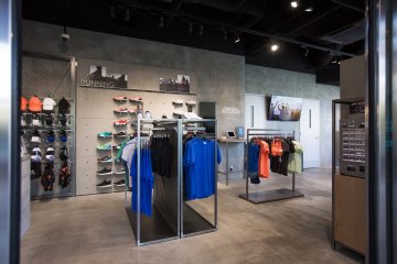 Check in at Runbase Tokyo for a stress-free running experience. 