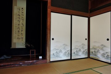Fusuma (sliding doors) and display alcove