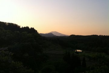 <p>Gunung Chokai di kejauhan</p>