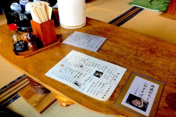 Bagian dalam kedai soba di Ōuchi-juku