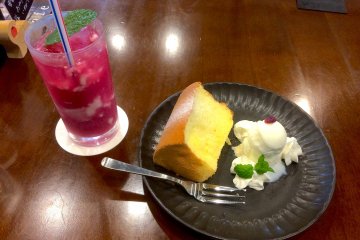 Kue dan minuman yang dibuat dari perilla merah