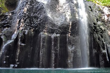 Water cascading off the rocks into the gorge