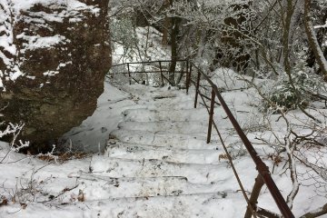 Snowy trail stairs to Okumiya