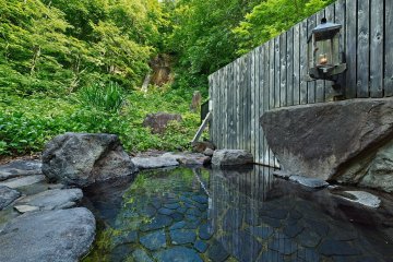 Pemandian luar dari Takimi no yu dengan pemandangan air terjun sebagai latar belakang