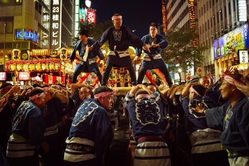 Walking in the crowd between the various floats is the best way to enjoy the amazing atmosphere