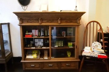 The style here has a very retro French feel, with a flair of the Japanese craft touch.