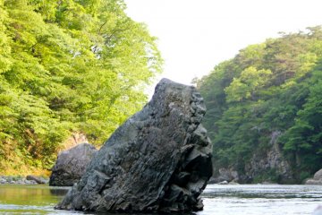 Up ahead is the suspension bridge overlooking the Kinugawa River. Wave hello to passersby!