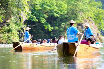 A snapshot of the two boats ahead of us