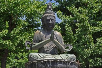 <p>One of the stone Buddhas in the temple grounds</p>