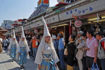<p>The ladies with the heron hats</p>